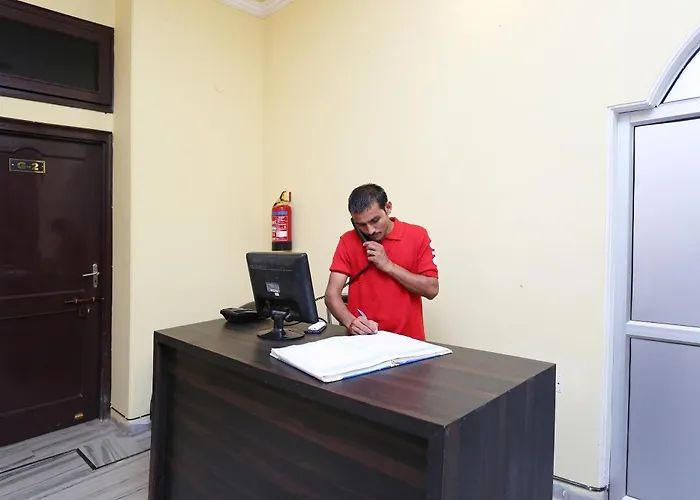 Hotel O Greenview Near Munshi Pulia Metro Station