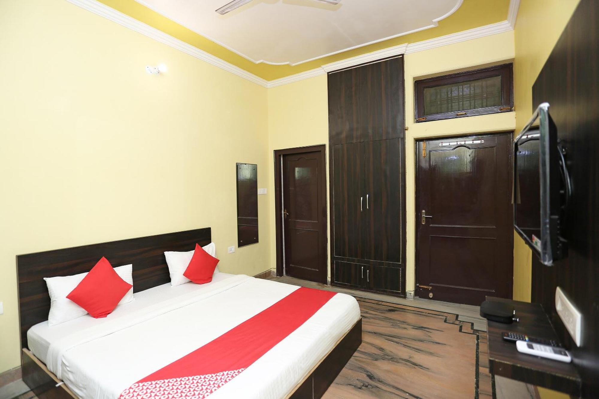 Hotel O Greenview Near Munshi Pulia Metro Station 4*