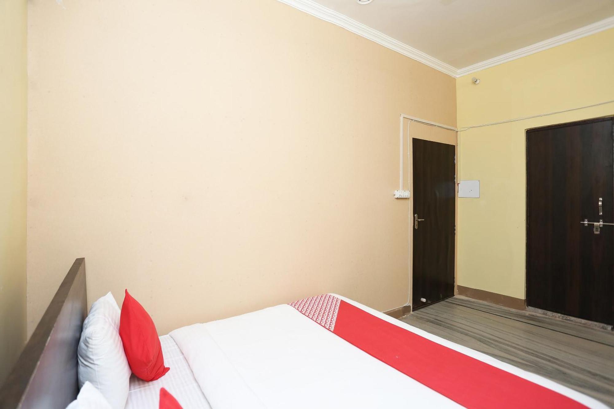 O Greenview Near Munshi Pulia Metro Station Hotel